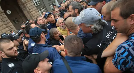 Гневни фермери щурмуват Министерски съвет