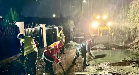 Екипи на общинските предприятия и Пожарната служба продължават дейностите по възстановяване на участъци от инфраструктурата в Русе