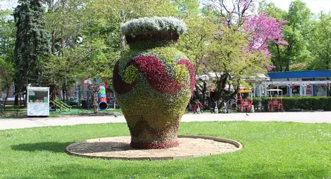 Готова е новата цветна премяна на Вазата в Русе /галерия/