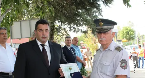 Областният управител Галин Григоров връчи почетния медал на Красимир Владов от името на министъра на МВР.   Снимка: ОА