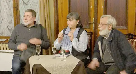 Пламен Абаджиев, Нели Пигулева и Светлозар Гиндянов представят новоизлязъл брой на &bdquo;Брод&ldquo;. Днес оцеляването на списанието виси на косъм и е възможно новият брой - ако бъде отпечатан - да бъде последен. Снимка: Архив