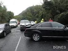 Верижна катастрофа с 5 коли, ТИР и микробус на пътя Търговище-Разград