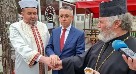 Послание за мир отправиха чрез третомартенското си кафе кмет, мюфтия и свещеник в Кърджали