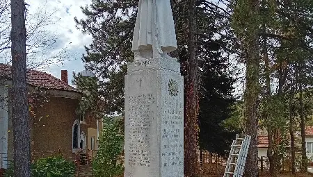 Паметникът в Николово след ремонта. Паметникът в Николово след ремонта.