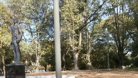 Паметникът на Левски така си остана  насред недовършеното пространство