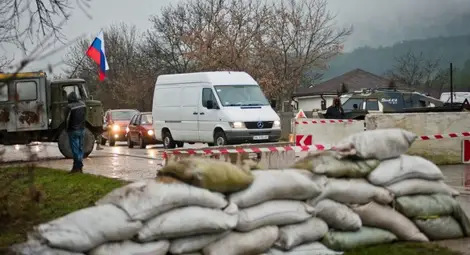 Паника в Крим, руско знаме над местния парламент