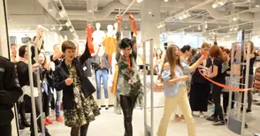 Откриването на H&M опразни класните стаи в събота