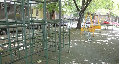 Така изглежда сега детската площадка пред блок &bdquo;Съединение&ldquo;. 				   Снимка: Красимир СТОЯНОВ
