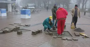 Започна поредният ремонт на площада