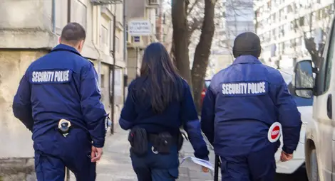 Хулиганска атака срещу полицаи се размина с 51 евро глоба