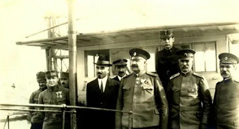 Панайот В. Бърнев, все още като полковник и командир на 5-та дивизионна област, на посещение в гр. Гюргево заедно с кмета на Русе Георги Ив. Михайлов, вероятно през м. април 1917 г. (от фондове на НВИМ-София), публикувана в-к &bdquo;Утро&ldquo; на 14 август 2024 г.