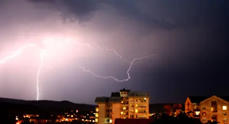 Мълния удари бременна жена, закопаха я в земята да излезе токът