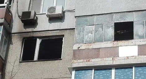 Подпален след запой апартамент прати двама в болница с опасност за живота