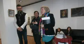 Цветно изящество радва в платната на художничката Даниела Максимова