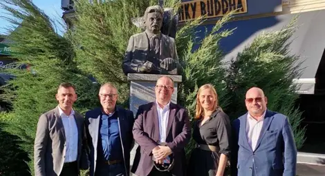 Домакинът Иван Белчев с гостите от Австрия пред паметника на Елиас Канети. 			Снимка: Личен архив