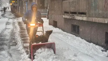 Фирмите по снегопочистване работят активно по пътната мрежа в Русе Фирмите по снегопочистване работят активно по пътната мрежа в Русе