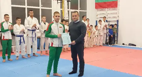 Двама шампиони от СК &bdquo;Динамо&ldquo; бяха наградени от кмета на Русе Пенчо Милков