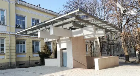 Новата луксозна козирка до Математическата шурна като душ