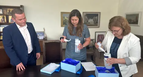 Пенчо Милков дари два видеоларингоскопа на университетските болници в Русе