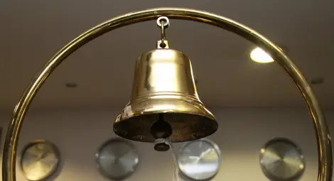 Срив в печалбата на  публичните дружества