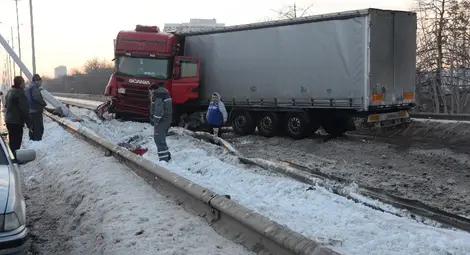 Два тира препречиха през 30 минути булевард &bdquo;България&ldquo;