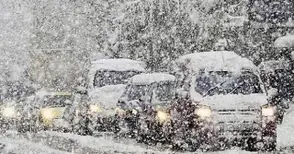 Снежна виелица объркала шофьор и той се врязал в колона от коли