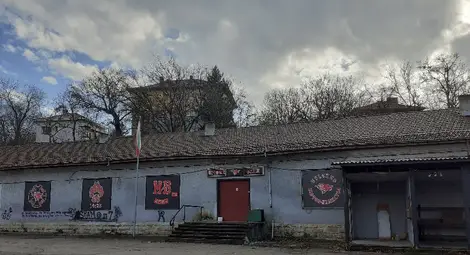 Базата на „Нощни вълци“ до Музея на транспорта в Русе. Сградата е ясно обозначена, надписът над входа е на руски - „Ночные волки“, а до него стои голяма емблема също на руски - „Руские мотоциклетисты“. Снимка: „Утро“ Базата на „Нощни вълци“ до Музея на транспорта в Русе. Сградата е ясно обозначена, надписът над входа е на руски - „Ночные волки“, а до него стои голяма емблема също на руски - „Руские мотоциклетисты“. Снимка: „Утро“