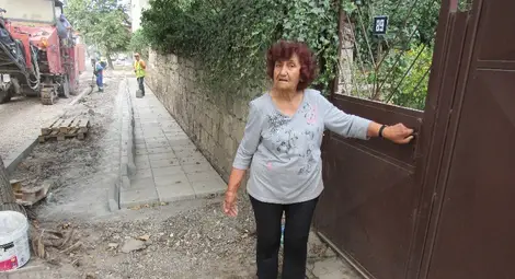 Първи провали на пътя Русе-Кубрат: Тротоари за един човек и плочки над нивото на вратите в Червена вода