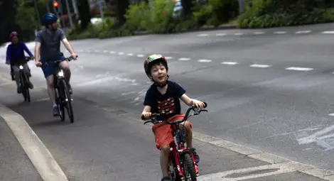 В Швейцария децата вече могат да прегръщат бабите и дядовците си В Швейцария децата вече могат да прегръщат бабите и дядовците си