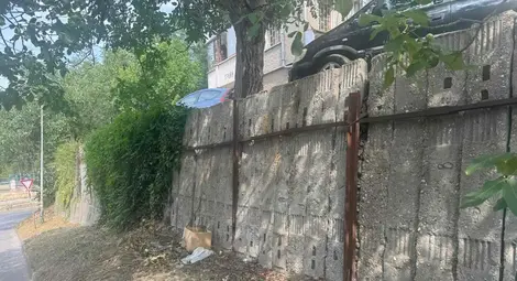 Подпорна стена от стари жп траверси тревожи минувачите по улица „Тинтява“ Подпорна стена от стари жп траверси тревожи минувачите по улица „Тинтява“