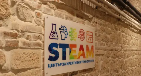 Заместник-министърът на образованието и науката доц. д-р Петър Николов посети русенската Английска езикова гимназия Заместник-министърът на образованието и науката доц. д-р Петър Николов посети русенската Английска езикова гимназия