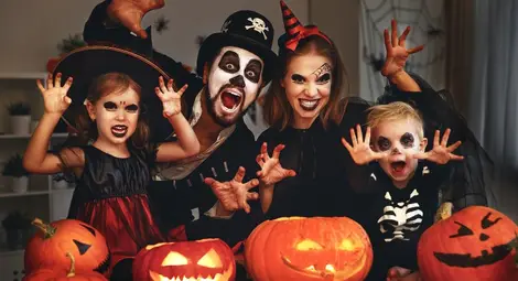 Светещия Джак и магьоснически шапки за безстрашните герои на Хелоуин в Мол Русе