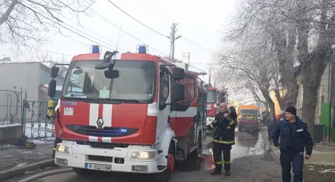 Четири пожарни автомобила пристигнаха веднага на мястото на пожара.  			         Снимка:  Бисер ТОДОРОВ