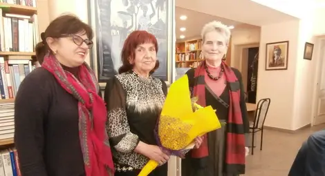 Веселина Антонова и Пенка Ангелова поздравиха Цонка Букурова за юбилея. Снимка: Нели Пигулева