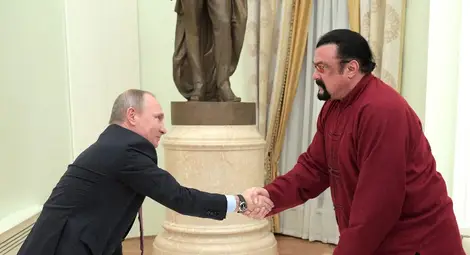 Стивън Сегал получи руския си паспорт лично от Путин