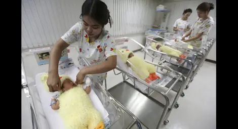 Болница облича новородените като пилета 