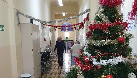 Пациенти и медици украсиха заедно елхата във физиотерапевтичната болница &bdquo;Медика&ldquo;