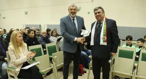 Областният управител Драгомир Драганов с поредно отличие за активния си принос към насърчаването на патриотизма Областният управител Драгомир Драганов с поредно отличие за активния си принос към насърчаването на патриотизма