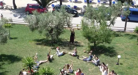 Младежи от 6 страни създадоха  и изпяха песен за стереотипите