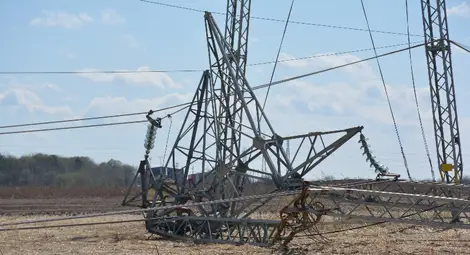30 села останаха без ток в бурята, изкоренено дърво падна върху църква