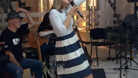 Беквокалистката на Лили Иванова: София Петрова обожава да пее, но избира роля от другата страна на сцената