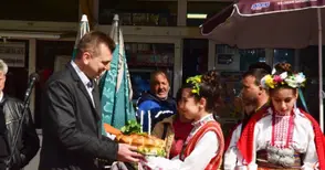 Накичени с цветя лазарки дариха шефа  на пазарите с домашно вино и погача