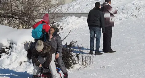 Русенци превърнаха района на Пантеона в снежна пързалка /галерия/