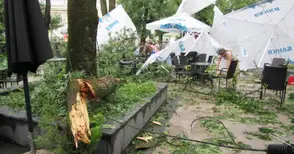 Супер клетка плюс ураганен вятър пометоха Русе и нанесоха невиждани щети