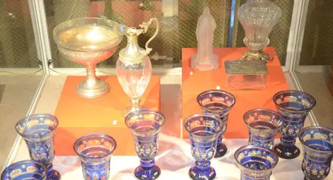 Сребърни табакерки и причудливи вази  и сервизи припомнят лукса на 19 век