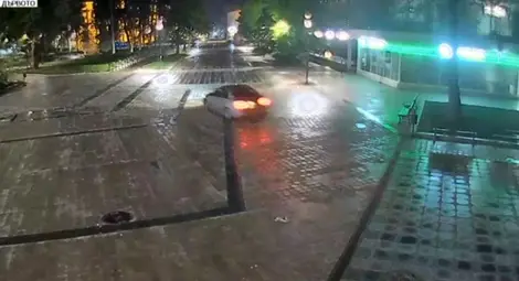 14-годишен кара по площада и разиграва полицията с колата на мама