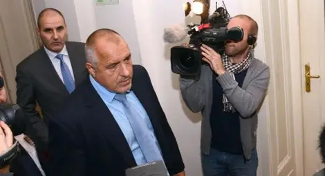 Кой влиза в кабинета?