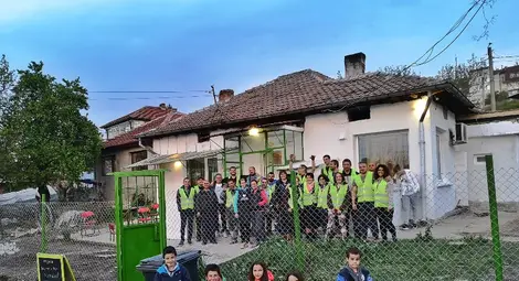Всички участници в благотворителната акция се снимаха пред обновения дом на Силвия и децата й. Снимки: Фейсбук Всички участници в благотворителната акция се снимаха пред обновения дом на Силвия и децата й. Снимки: Фейсбук