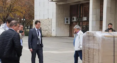 Под засилена охрана в Русе пристигнаха бюлетините за вота на 14 ноември