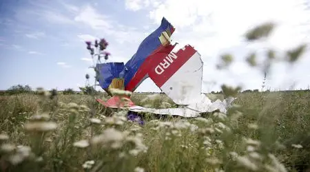 MH17 е бил "ударен от множество обекти с висока скорост", твърди първият официален доклад